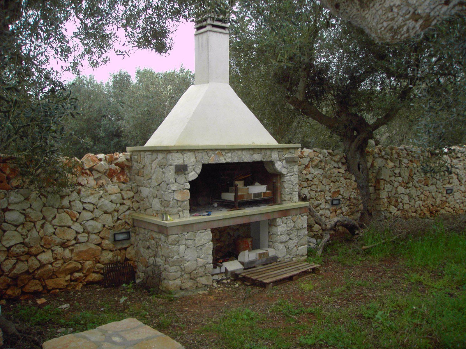 Forno a legna e muretto in pietra