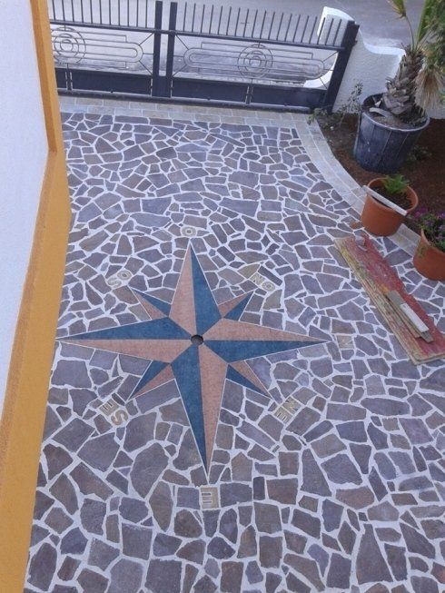 Pavimento esterno a mosaico con decorazione centrale