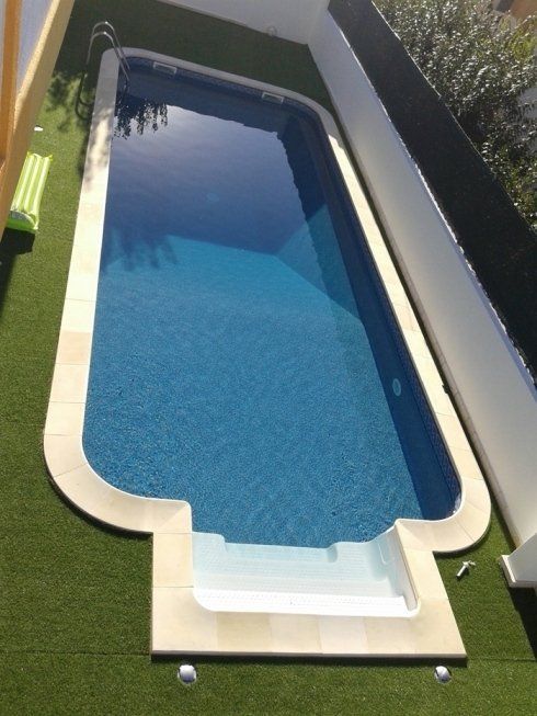 Piscina con bordo in pietra