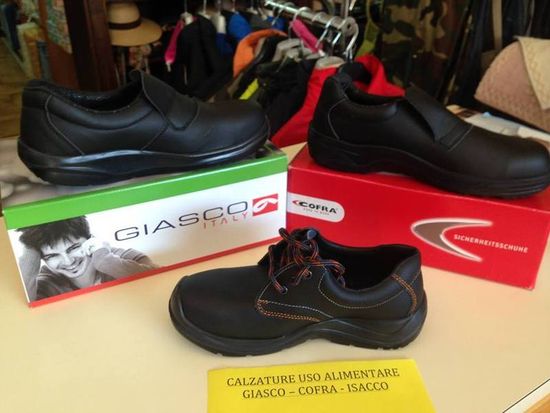 scarpe antinfortunistica esposte in un negozio