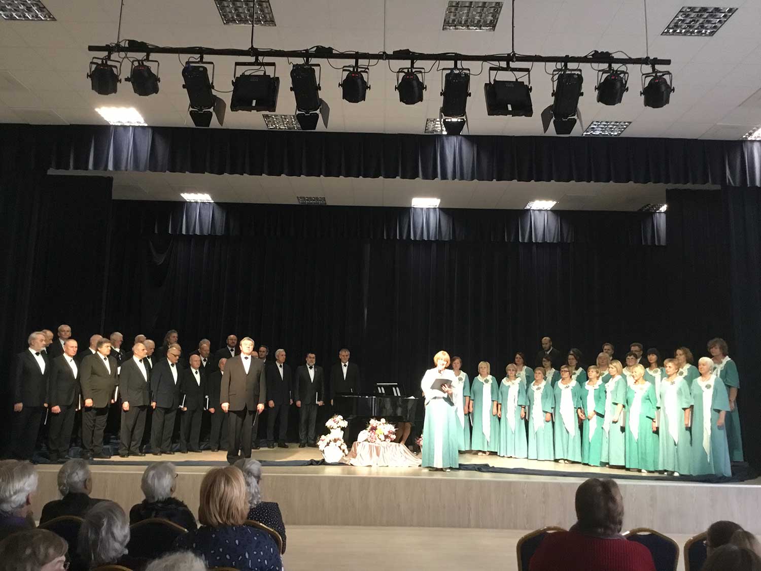Lapkričio 30 d. Domeikavos laisvalaikio salėje Šv. Cecilijos dienos proga koncertavo Domeikavos mišrus choras „Versmė“ ir Kauno vyrų choras „Perkūnas“. Programoje skambėjo lietuvių ir užsienio autorių dainos ir sakraliniai kūriniai. Klausytojai negailėjo plojimų chorams sugiedojus bendrą giesmę Šv. Cecilijos garbei. Šiais metais minime kompozitoriaus, vargonininko, dirigento ir pedagogo Juozo Naujalio 150 metų gimimo sukaktį. Choristai atliko keletą J. Naujalio kūrinių bei į smagų dainavimą įtraukė žiūrovus.  Domeikavos parapijos ir “Versmės” chorų vadovė  Rasa Endriukaitienė pasidžiaugė daugiau nei 20 metų gyvuojančia tradicija Šv. Ceciliją minėti savo parapijoje pasikviečiant svečių. Kasmet būrys chorinės muzikos gerbėjų išgirsta skirtingų kolektyvų įvairialypį repertuarą, sužino apie chorinio meno tradicijas.   Šventės pabaigoje Domeikavos bendruomenės atstovai choristams dėkojo už skambias dainas. Choro “Perkūnas” balsingiems vyrams ir meno vadovui dirigentui Romualdui Misiukevičiui  įteikėme simbolinę atminimo dovaną ir muzikų globėjos Šv. Cecilijos ugnelę – meile muzikai degančių širdžių simbolį.  Po koncerto vyko smagi agapė.  Lapkričio 22 d., Šv. Cecilijos minėjimo dieną, Domeikavos bažnyčioje parapijos klebonas kun. Gintaras Pūras šv. Mišias aukojo už parapijos choristus ir giesmininkus. Po pamaldų dvasininkas nuoširdžiai dėkojo žmonėms už įpareigojančią savanorišką giedojimo tarnystę.