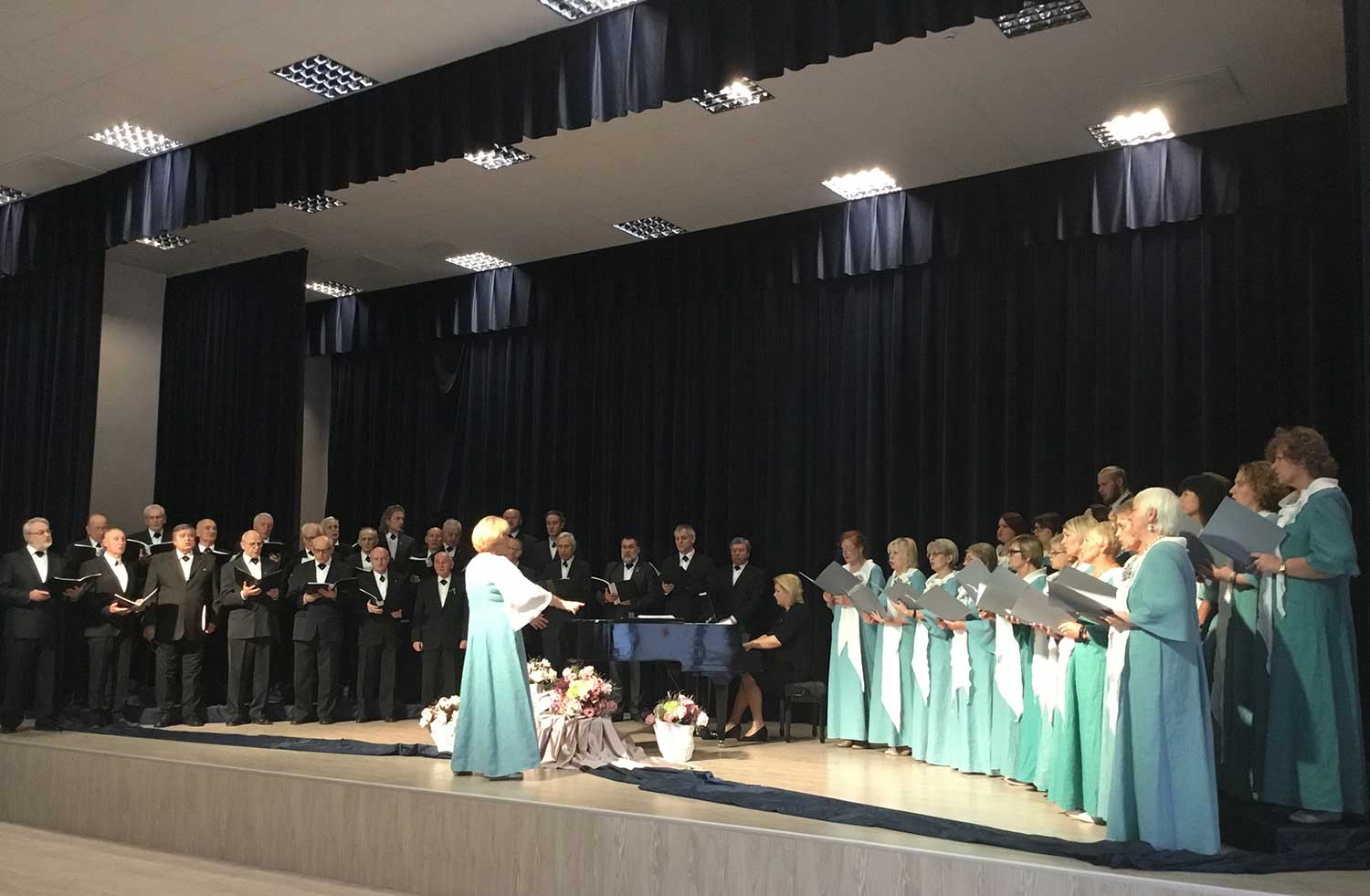 Lapkričio 30 d. Domeikavos laisvalaikio salėje Šv. Cecilijos dienos proga koncertavo Domeikavos mišrus choras „Versmė“ ir Kauno vyrų choras „Perkūnas“. Programoje skambėjo lietuvių ir užsienio autorių dainos ir sakraliniai kūriniai. Klausytojai negailėjo plojimų chorams sugiedojus bendrą giesmę Šv. Cecilijos garbei. Šiais metais minime kompozitoriaus, vargonininko, dirigento ir pedagogo Juozo Naujalio 150 metų gimimo sukaktį. Choristai atliko keletą J. Naujalio kūrinių bei į smagų dainavimą įtraukė žiūrovus.  Domeikavos parapijos ir “Versmės” chorų vadovė  Rasa Endriukaitienė pasidžiaugė daugiau nei 20 metų gyvuojančia tradicija Šv. Ceciliją minėti savo parapijoje pasikviečiant svečių. Kasmet būrys chorinės muzikos gerbėjų išgirsta skirtingų kolektyvų įvairialypį repertuarą, sužino apie chorinio meno tradicijas.   Šventės pabaigoje Domeikavos bendruomenės atstovai choristams dėkojo už skambias dainas. Choro “Perkūnas” balsingiems vyrams ir meno vadovui dirigentui Romualdui Misiukevičiui  įteikėme simbolinę atminimo dovaną ir muzikų globėjos Šv. Cecilijos ugnelę – meile muzikai degančių širdžių simbolį.  Po koncerto vyko smagi agapė.  Lapkričio 22 d., Šv. Cecilijos minėjimo dieną, Domeikavos bažnyčioje parapijos klebonas kun. Gintaras Pūras šv. Mišias aukojo už parapijos choristus ir giesmininkus. Po pamaldų dvasininkas nuoširdžiai dėkojo žmonėms už įpareigojančią savanorišką giedojimo tarnystę.