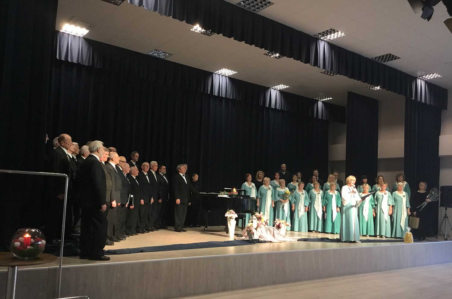 Lapkričio 30 d. Domeikavos laisvalaikio salėje Šv. Cecilijos dienos proga koncertavo Domeikavos mišrus choras „Versmė“ ir Kauno vyrų choras „Perkūnas“. Programoje skambėjo lietuvių ir užsienio autorių dainos ir sakraliniai kūriniai. Klausytojai negailėjo plojimų chorams sugiedojus bendrą giesmę Šv. Cecilijos garbei. Šiais metais minime kompozitoriaus, vargonininko, dirigento ir pedagogo Juozo Naujalio 150 metų gimimo sukaktį. Choristai atliko keletą J. Naujalio kūrinių bei į smagų dainavimą įtraukė žiūrovus.  Domeikavos parapijos ir “Versmės” chorų vadovė  Rasa Endriukaitienė pasidžiaugė daugiau nei 20 metų gyvuojančia tradicija Šv. Ceciliją minėti savo parapijoje pasikviečiant svečių. Kasmet būrys chorinės muzikos gerbėjų išgirsta skirtingų kolektyvų įvairialypį repertuarą, sužino apie chorinio meno tradicijas.   Šventės pabaigoje Domeikavos bendruomenės atstovai choristams dėkojo už skambias dainas. Choro “Perkūnas” balsingiems vyrams ir meno vadovui dirigentui Romualdui Misiukevičiui  įteikėme simbolinę atminimo dovaną ir muzikų globėjos Šv. Cecilijos ugnelę – meile muzikai degančių širdžių simbolį.  Po koncerto vyko smagi agapė.  Lapkričio 22 d., Šv. Cecilijos minėjimo dieną, Domeikavos bažnyčioje parapijos klebonas kun. Gintaras Pūras šv. Mišias aukojo už parapijos choristus ir giesmininkus. Po pamaldų dvasininkas nuoširdžiai dėkojo žmonėms už įpareigojančią savanorišką giedojimo tarnystę.