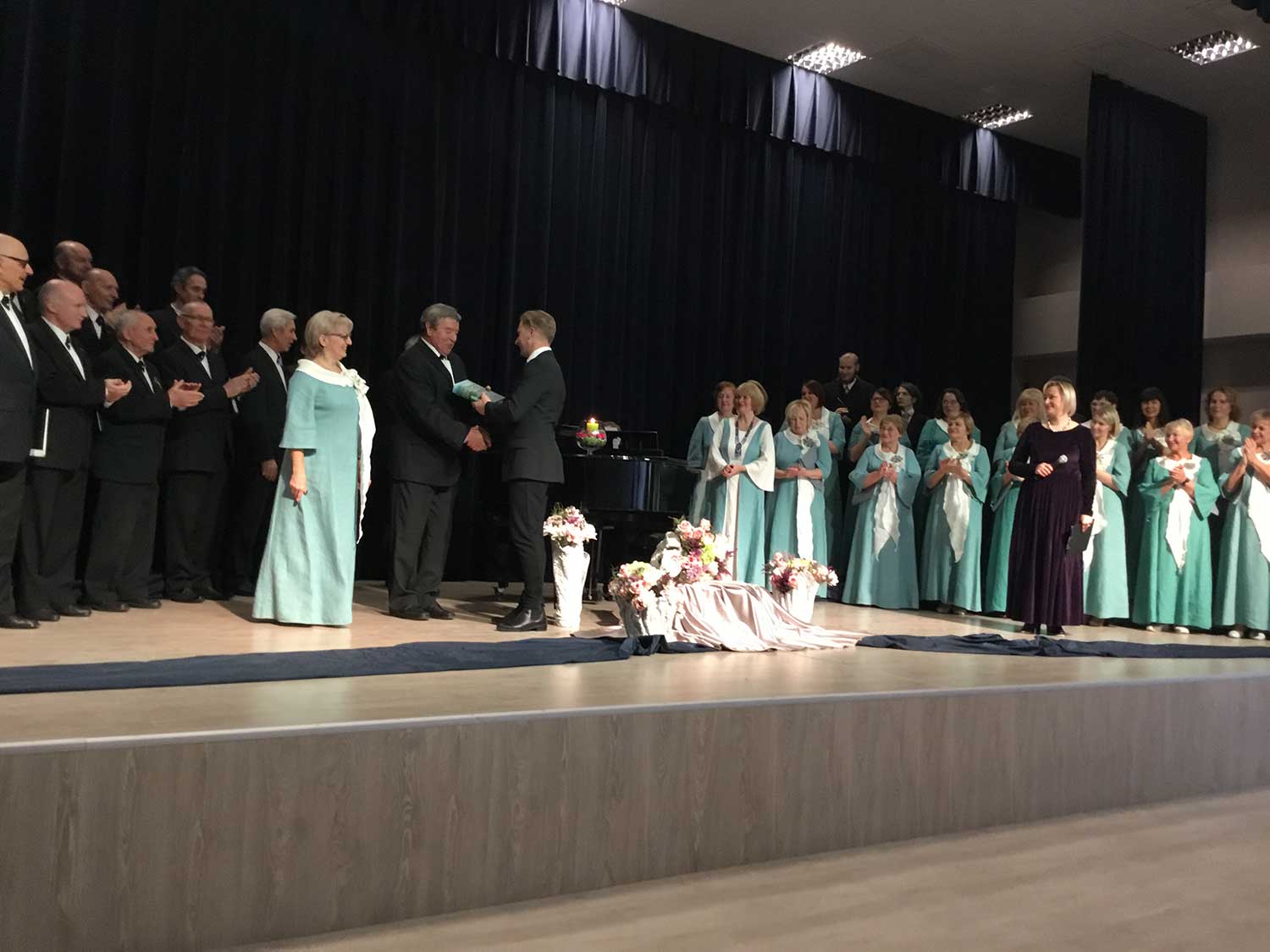 Lapkričio 30 d. Domeikavos laisvalaikio salėje Šv. Cecilijos dienos proga koncertavo Domeikavos mišrus choras „Versmė“ ir Kauno vyrų choras „Perkūnas“. Programoje skambėjo lietuvių ir užsienio autorių dainos ir sakraliniai kūriniai. Klausytojai negailėjo plojimų chorams sugiedojus bendrą giesmę Šv. Cecilijos garbei. Šiais metais minime kompozitoriaus, vargonininko, dirigento ir pedagogo Juozo Naujalio 150 metų gimimo sukaktį. Choristai atliko keletą J. Naujalio kūrinių bei į smagų dainavimą įtraukė žiūrovus.  Domeikavos parapijos ir “Versmės” chorų vadovė  Rasa Endriukaitienė pasidžiaugė daugiau nei 20 metų gyvuojančia tradicija Šv. Ceciliją minėti savo parapijoje pasikviečiant svečių. Kasmet būrys chorinės muzikos gerbėjų išgirsta skirtingų kolektyvų įvairialypį repertuarą, sužino apie chorinio meno tradicijas.   Šventės pabaigoje Domeikavos bendruomenės atstovai choristams dėkojo už skambias dainas. Choro “Perkūnas” balsingiems vyrams ir meno vadovui dirigentui Romualdui Misiukevičiui  įteikėme simbolinę atminimo dovaną ir muzikų globėjos Šv. Cecilijos ugnelę – meile muzikai degančių širdžių simbolį.  Po koncerto vyko smagi agapė.  Lapkričio 22 d., Šv. Cecilijos minėjimo dieną, Domeikavos bažnyčioje parapijos klebonas kun. Gintaras Pūras šv. Mišias aukojo už parapijos choristus ir giesmininkus. Po pamaldų dvasininkas nuoširdžiai dėkojo žmonėms už įpareigojančią savanorišką giedojimo tarnystę.