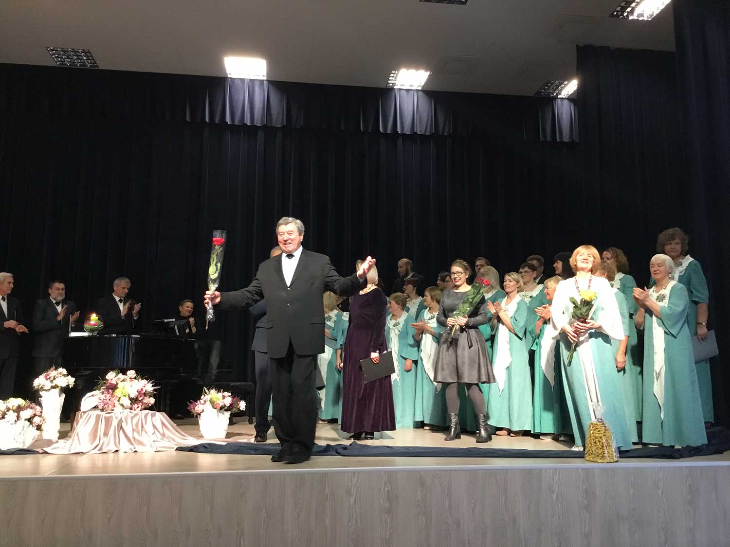 Lapkričio 30 d. Domeikavos laisvalaikio salėje Šv. Cecilijos dienos proga koncertavo Domeikavos mišrus choras „Versmė“ ir Kauno vyrų choras „Perkūnas“. Programoje skambėjo lietuvių ir užsienio autorių dainos ir sakraliniai kūriniai. Klausytojai negailėjo plojimų chorams sugiedojus bendrą giesmę Šv. Cecilijos garbei. Šiais metais minime kompozitoriaus, vargonininko, dirigento ir pedagogo Juozo Naujalio 150 metų gimimo sukaktį. Choristai atliko keletą J. Naujalio kūrinių bei į smagų dainavimą įtraukė žiūrovus.  Domeikavos parapijos ir “Versmės” chorų vadovė  Rasa Endriukaitienė pasidžiaugė daugiau nei 20 metų gyvuojančia tradicija Šv. Ceciliją minėti savo parapijoje pasikviečiant svečių. Kasmet būrys chorinės muzikos gerbėjų išgirsta skirtingų kolektyvų įvairialypį repertuarą, sužino apie chorinio meno tradicijas.   Šventės pabaigoje Domeikavos bendruomenės atstovai choristams dėkojo už skambias dainas. Choro “Perkūnas” balsingiems vyrams ir meno vadovui dirigentui Romualdui Misiukevičiui  įteikėme simbolinę atminimo dovaną ir muzikų globėjos Šv. Cecilijos ugnelę – meile muzikai degančių širdžių simbolį.  Po koncerto vyko smagi agapė.  Lapkričio 22 d., Šv. Cecilijos minėjimo dieną, Domeikavos bažnyčioje parapijos klebonas kun. Gintaras Pūras šv. Mišias aukojo už parapijos choristus ir giesmininkus. Po pamaldų dvasininkas nuoširdžiai dėkojo žmonėms už įpareigojančią savanorišką giedojimo tarnystę.