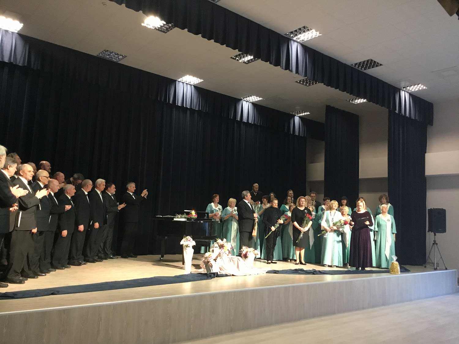 Lapkričio 30 d. Domeikavos laisvalaikio salėje Šv. Cecilijos dienos proga koncertavo Domeikavos mišrus choras „Versmė“ ir Kauno vyrų choras „Perkūnas“. Programoje skambėjo lietuvių ir užsienio autorių dainos ir sakraliniai kūriniai. Klausytojai negailėjo plojimų chorams sugiedojus bendrą giesmę Šv. Cecilijos garbei. Šiais metais minime kompozitoriaus, vargonininko, dirigento ir pedagogo Juozo Naujalio 150 metų gimimo sukaktį. Choristai atliko keletą J. Naujalio kūrinių bei į smagų dainavimą įtraukė žiūrovus.  Domeikavos parapijos ir “Versmės” chorų vadovė  Rasa Endriukaitienė pasidžiaugė daugiau nei 20 metų gyvuojančia tradicija Šv. Ceciliją minėti savo parapijoje pasikviečiant svečių. Kasmet būrys chorinės muzikos gerbėjų išgirsta skirtingų kolektyvų įvairialypį repertuarą, sužino apie chorinio meno tradicijas.   Šventės pabaigoje Domeikavos bendruomenės atstovai choristams dėkojo už skambias dainas. Choro “Perkūnas” balsingiems vyrams ir meno vadovui dirigentui Romualdui Misiukevičiui  įteikėme simbolinę atminimo dovaną ir muzikų globėjos Šv. Cecilijos ugnelę – meile muzikai degančių širdžių simbolį.  Po koncerto vyko smagi agapė.  Lapkričio 22 d., Šv. Cecilijos minėjimo dieną, Domeikavos bažnyčioje parapijos klebonas kun. Gintaras Pūras šv. Mišias aukojo už parapijos choristus ir giesmininkus. Po pamaldų dvasininkas nuoširdžiai dėkojo žmonėms už įpareigojančią savanorišką giedojimo tarnystę.