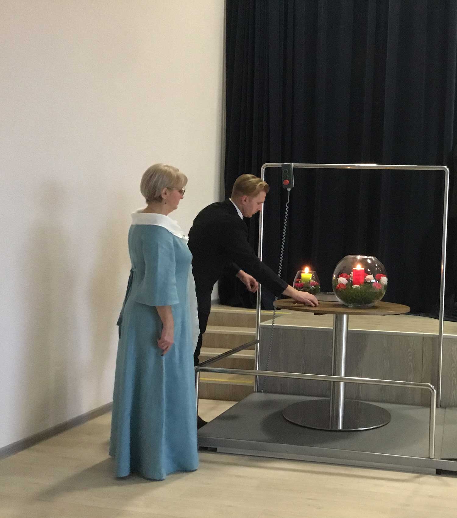 Lapkričio 30 d. Domeikavos laisvalaikio salėje Šv. Cecilijos dienos proga koncertavo Domeikavos mišrus choras „Versmė“ ir Kauno vyrų choras „Perkūnas“. Programoje skambėjo lietuvių ir užsienio autorių dainos ir sakraliniai kūriniai. Klausytojai negailėjo plojimų chorams sugiedojus bendrą giesmę Šv. Cecilijos garbei. Šiais metais minime kompozitoriaus, vargonininko, dirigento ir pedagogo Juozo Naujalio 150 metų gimimo sukaktį. Choristai atliko keletą J. Naujalio kūrinių bei į smagų dainavimą įtraukė žiūrovus.  Domeikavos parapijos ir “Versmės” chorų vadovė  Rasa Endriukaitienė pasidžiaugė daugiau nei 20 metų gyvuojančia tradicija Šv. Ceciliją minėti savo parapijoje pasikviečiant svečių. Kasmet būrys chorinės muzikos gerbėjų išgirsta skirtingų kolektyvų įvairialypį repertuarą, sužino apie chorinio meno tradicijas.   Šventės pabaigoje Domeikavos bendruomenės atstovai choristams dėkojo už skambias dainas. Choro “Perkūnas” balsingiems vyrams ir meno vadovui dirigentui Romualdui Misiukevičiui  įteikėme simbolinę atminimo dovaną ir muzikų globėjos Šv. Cecilijos ugnelę – meile muzikai degančių širdžių simbolį.  Po koncerto vyko smagi agapė.  Lapkričio 22 d., Šv. Cecilijos minėjimo dieną, Domeikavos bažnyčioje parapijos klebonas kun. Gintaras Pūras šv. Mišias aukojo už parapijos choristus ir giesmininkus. Po pamaldų dvasininkas nuoširdžiai dėkojo žmonėms už įpareigojančią savanorišką giedojimo tarnystę.