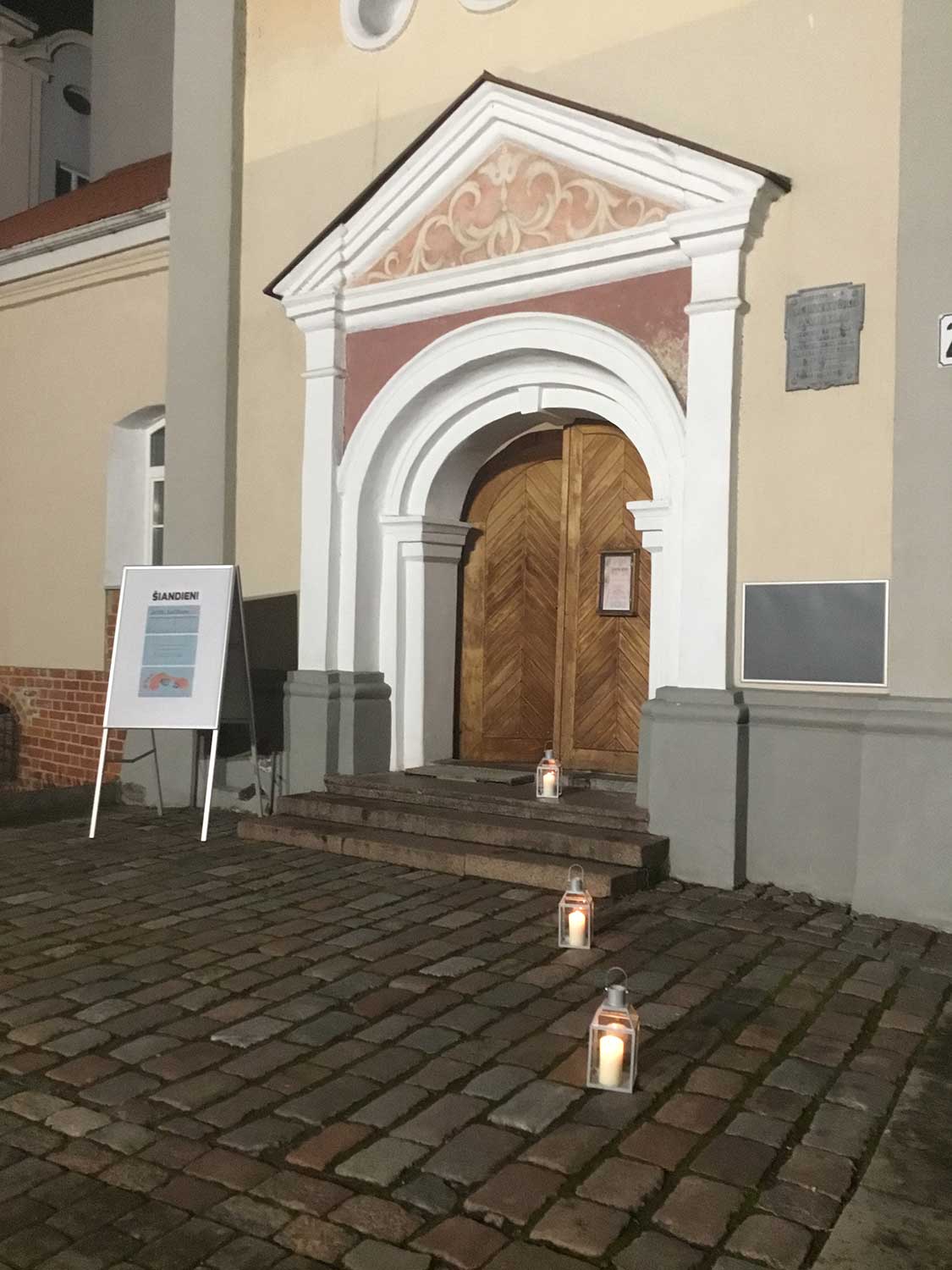 Kunigai kavinėse