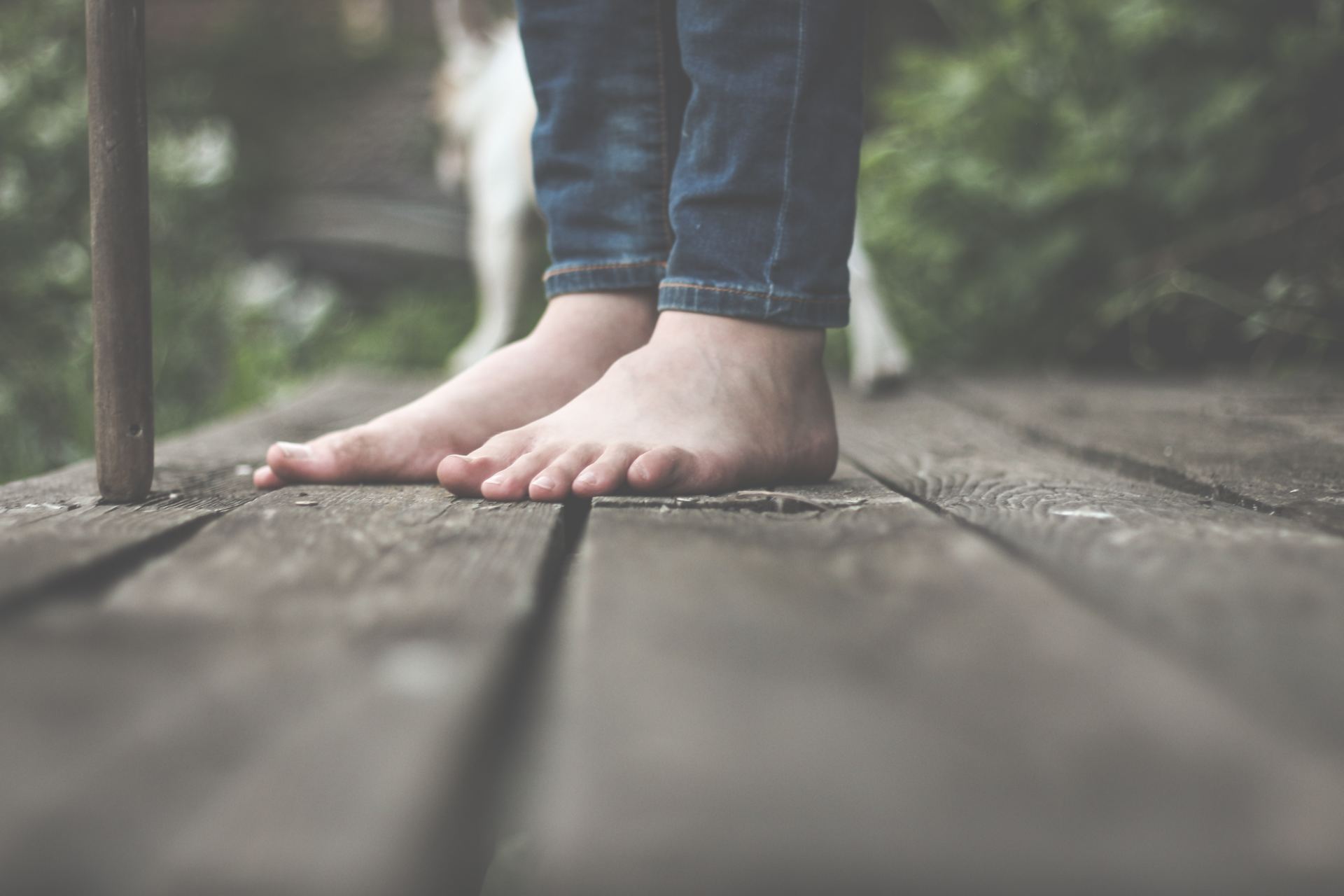 Sesamoiditis Toe ball pain. Toes on a wooden bridge.