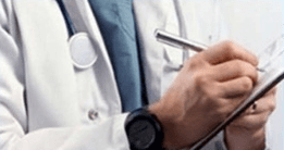 un medico che scrive su un rilievo di scrittura