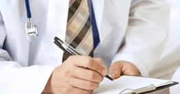 un medico che scrive
