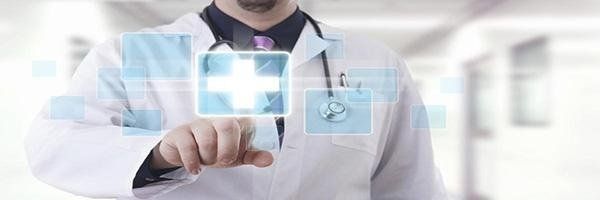 un medico che con un dito preme un'immagine digitale di una croce di emergenza