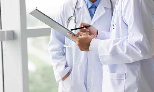 due medici che consultano una cartella