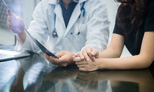 un medico che spiega una lastra a una donna