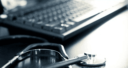 uno stetoscopio e una tastiera del computer