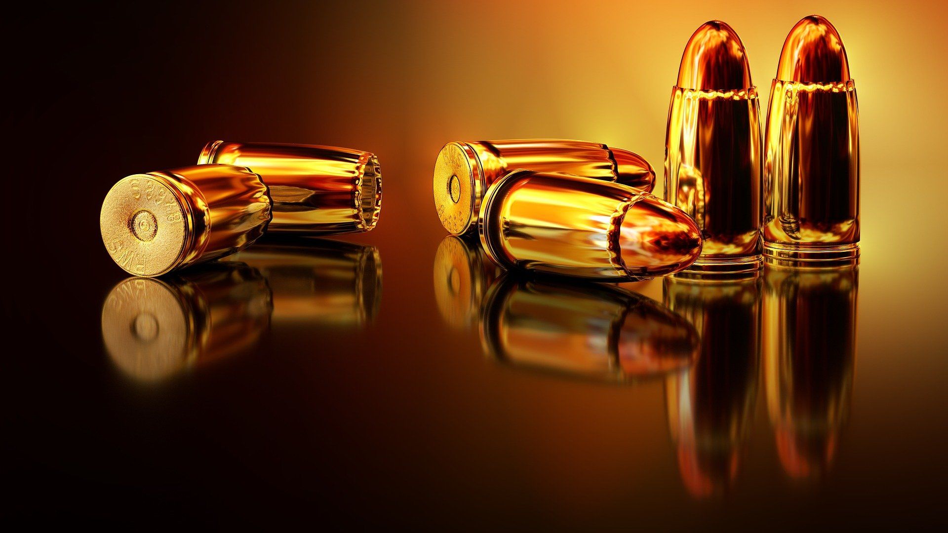Goldene Kugeln und leere Patronenhülsen auf glänzendem, dunklem Untergrund, mit warmen Spiegelungen.