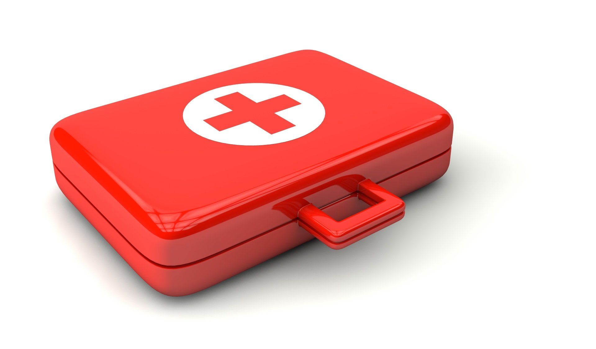 Rotes Erste-Hilfe-Set mit weißem medizinischem Kreuz und kleinem Griff auf weißem Hintergrund