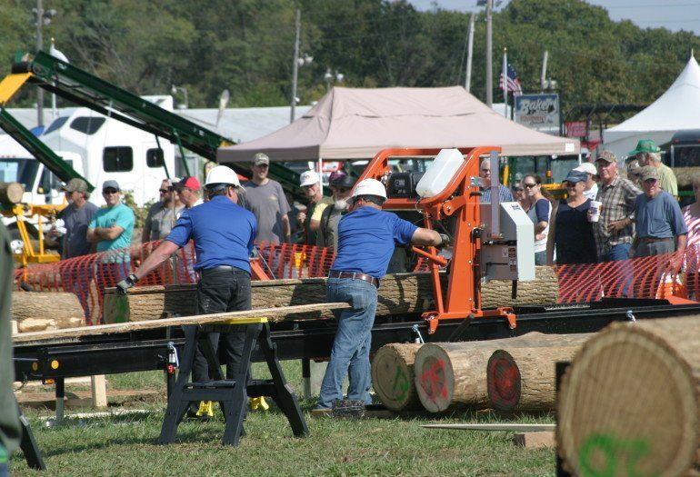 Timbery M285 sawmill with sawyers cutting