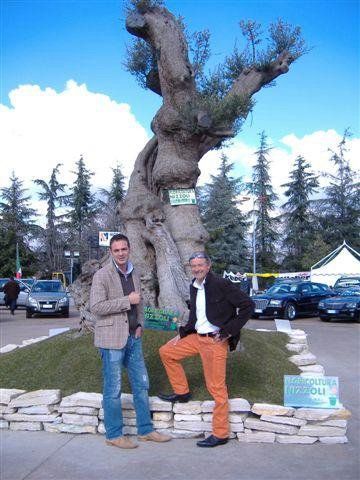 2 uomini davanti a un albero