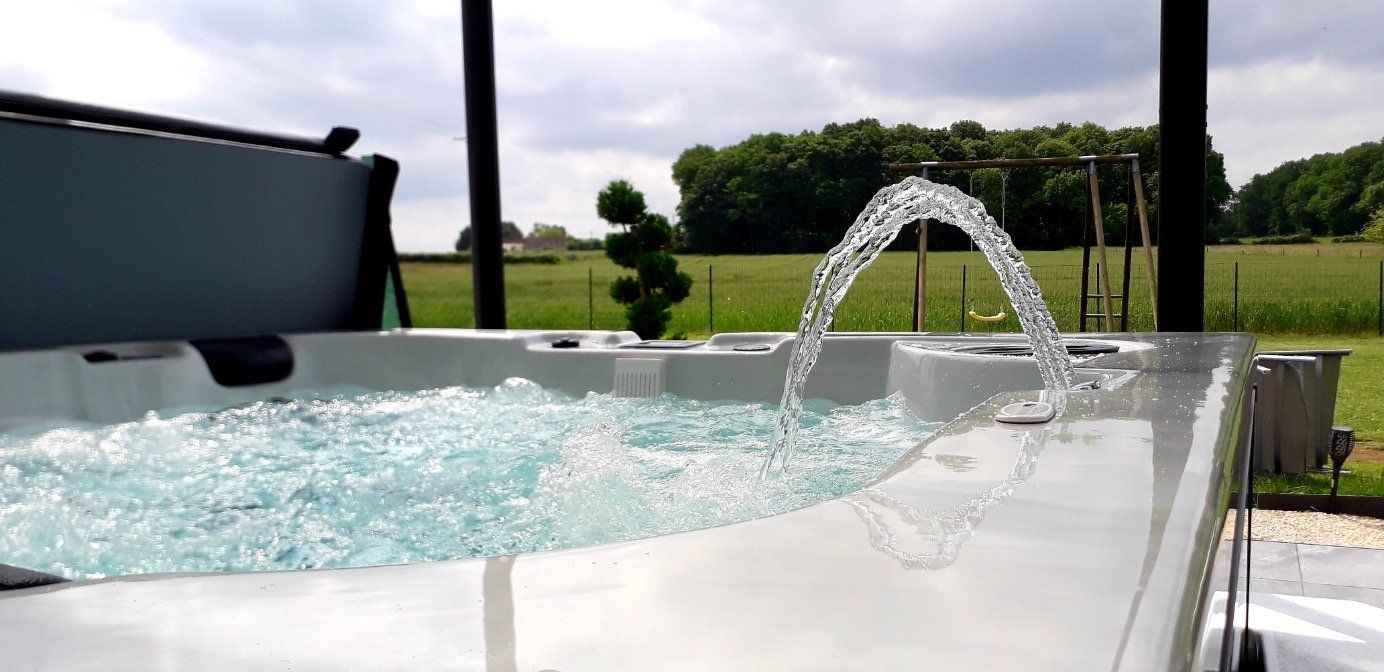 Un bain à remous est rempli d'eau et une fontaine en sort.