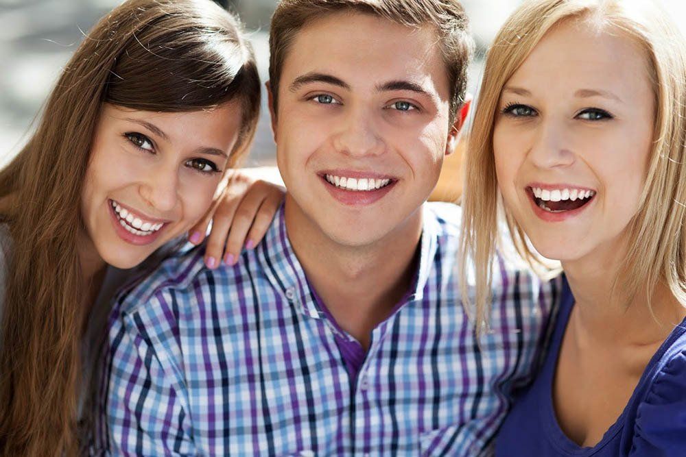 People Smiling — Florissant, MO — Ardmore Finance Master Finance People Smiling — Florissant, MO — Ardmore Finance Master Finance