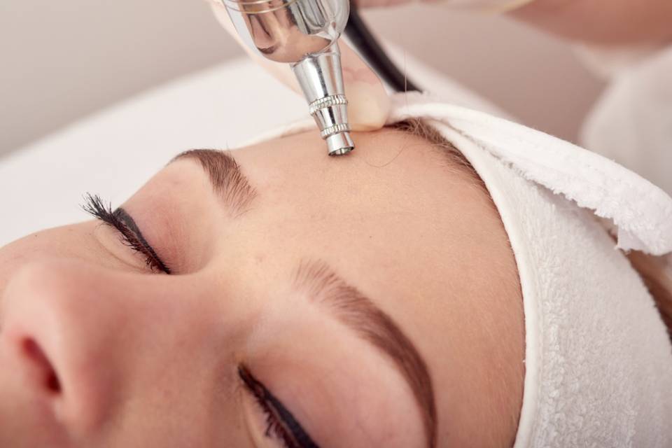 Donna sottoposta a un trattamento viso all'ossigeno in una spa.