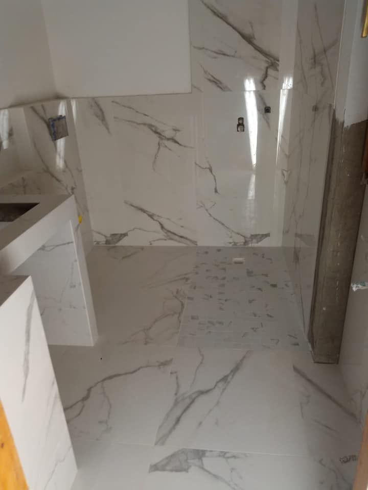 bagno con piastrelloni in marmo