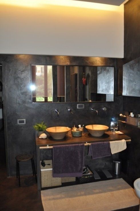 Bagno con rivestimento scuro