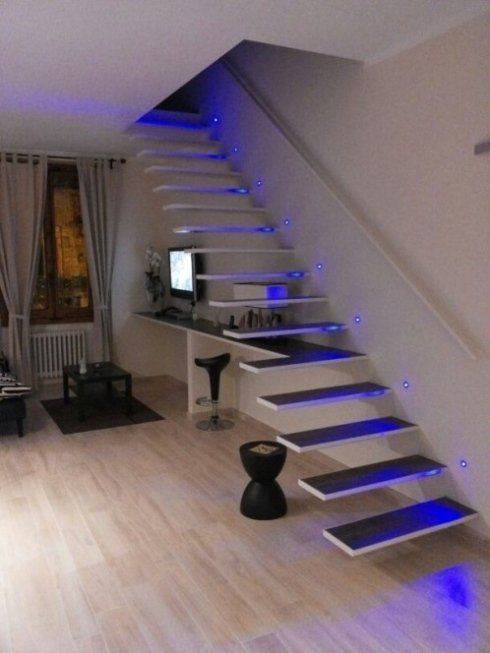 Scala con luci blu