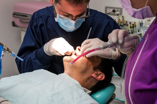 donna durante una visita dentistica