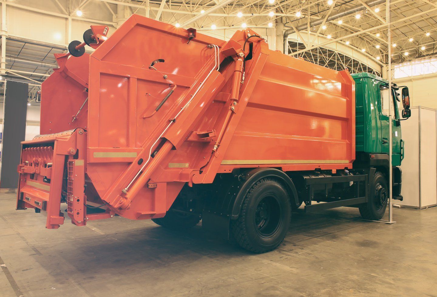 camion per la raccolta di rottami metallici