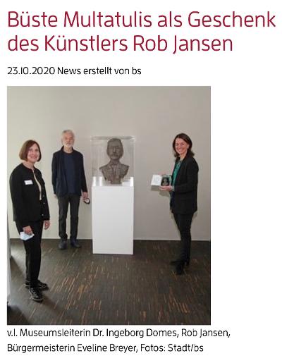 Rob Jansen und zwei Frauen stehen neben einer Büste auf einem Sockel in einer Museumsgalerie.