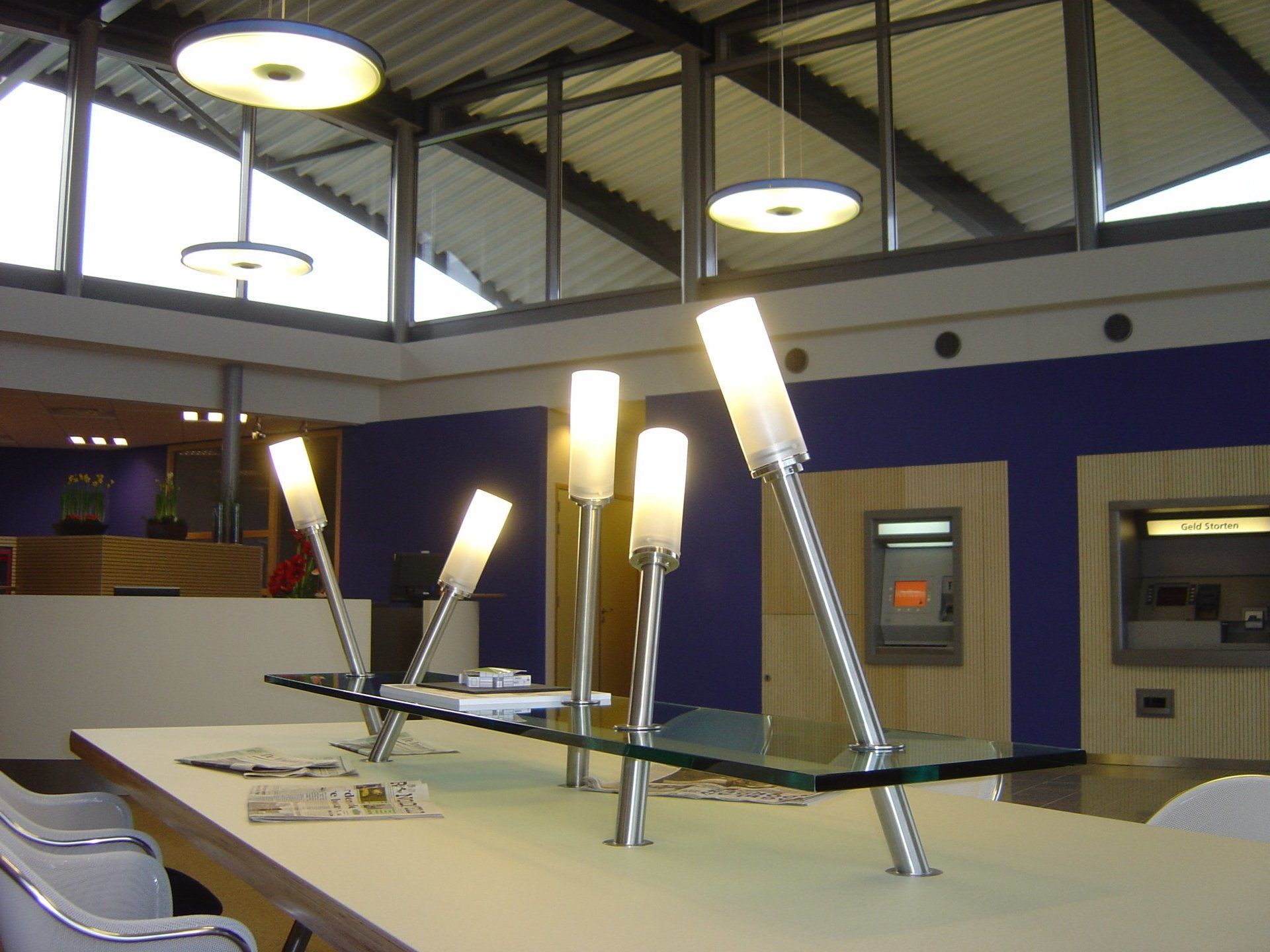 Moderne Lobby mit Rezeption, Hängelampen und blauen Wänden