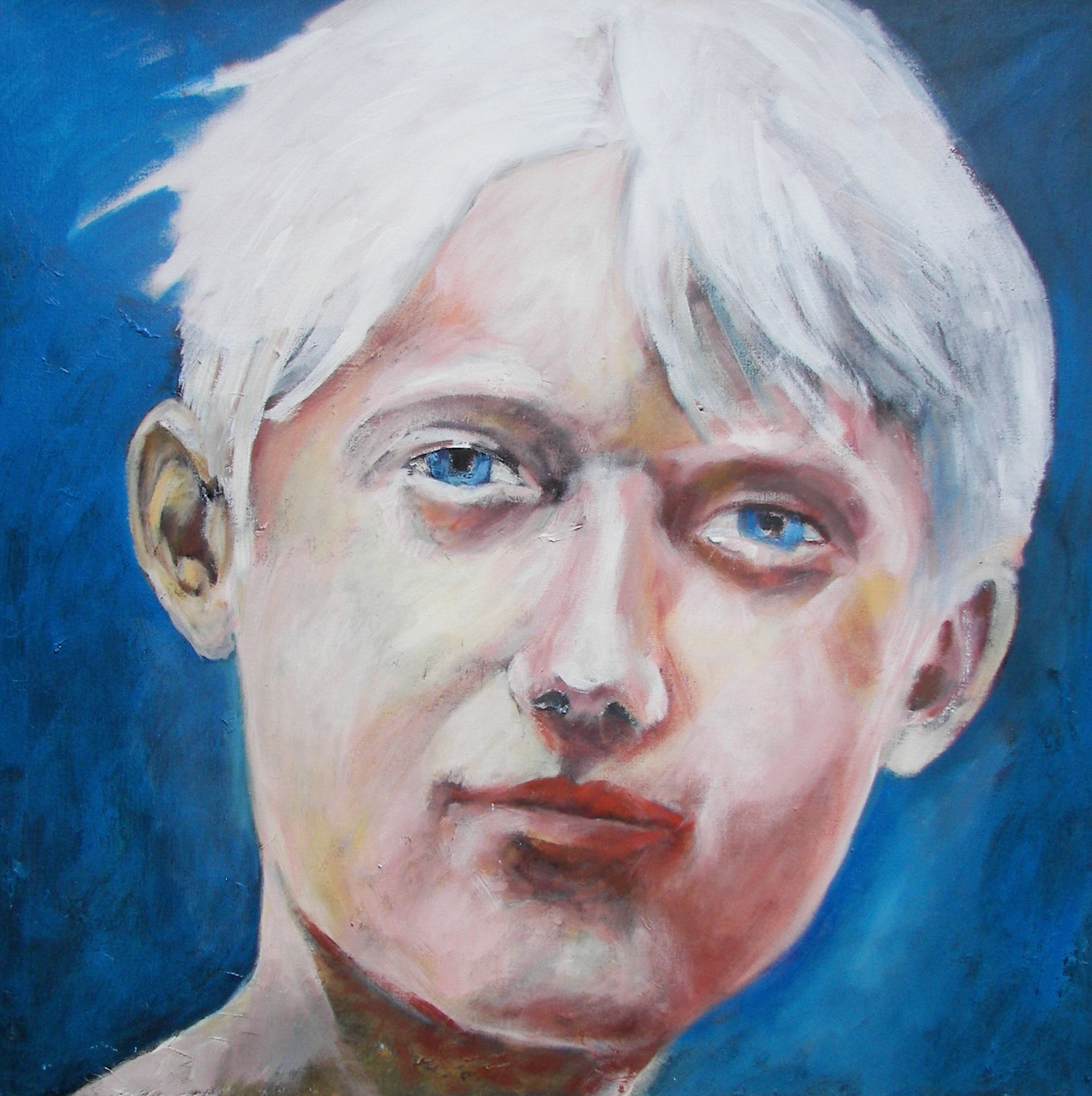 Porträt einer weißhaarigen Frau auf blauem Hintergrund, die mit ruhigem Gesichtsausdruck nach vorne blickt.