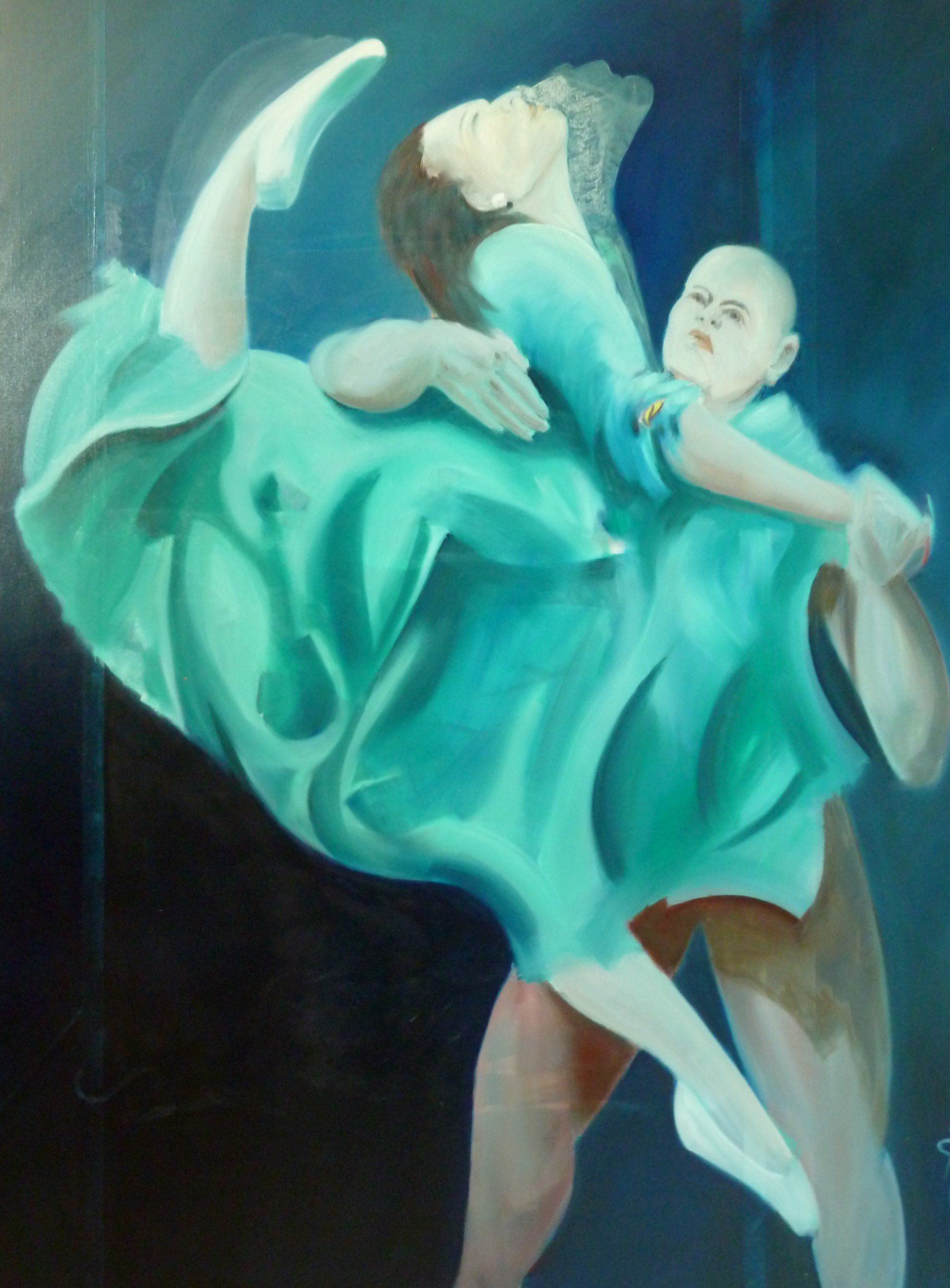 Eine Tänzerin in einem fließenden türkisfarbenen Kleid wird vor einem dunklen Hintergrund in einer dramatischen Ballettpose hochgehoben.