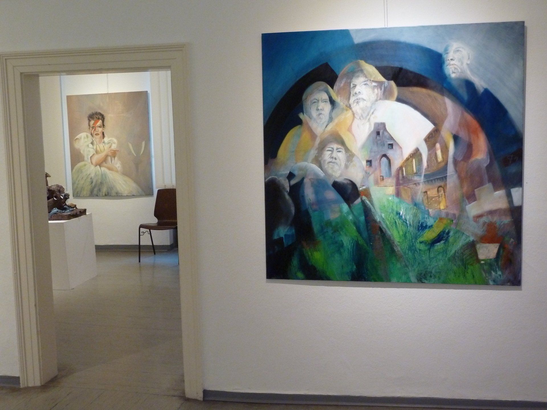 Interieur einer Kunstgalerie mit großen, farbenfrohen abstrakten Gemälden an weißen Wänden