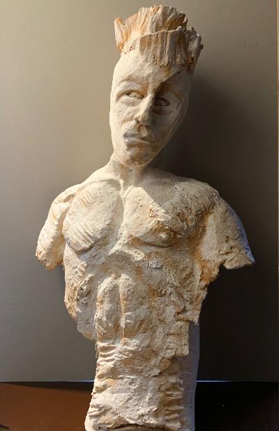 Weiße Büste mit strukturiertem, unfertigem Torso und strengem Gesichtsausdruck auf schlichtem Hintergrund