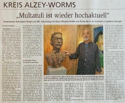 Zeitungsartikel mit der Überschrift „Mutaluli ist wieder hochaktuell“ und einem Foto von zwei Männern neben einer Büste.