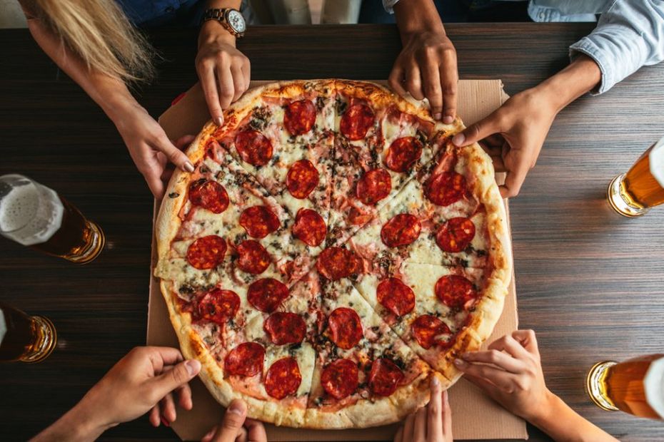 pizza con il salame tagliata a fette