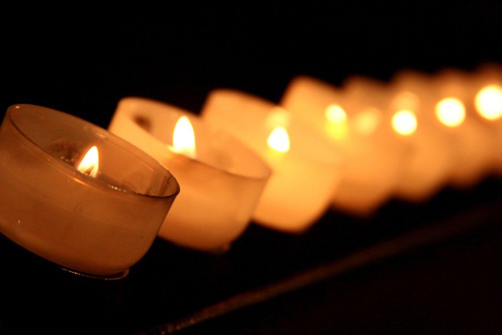 Ceri accesi durante una cerimonia funebre