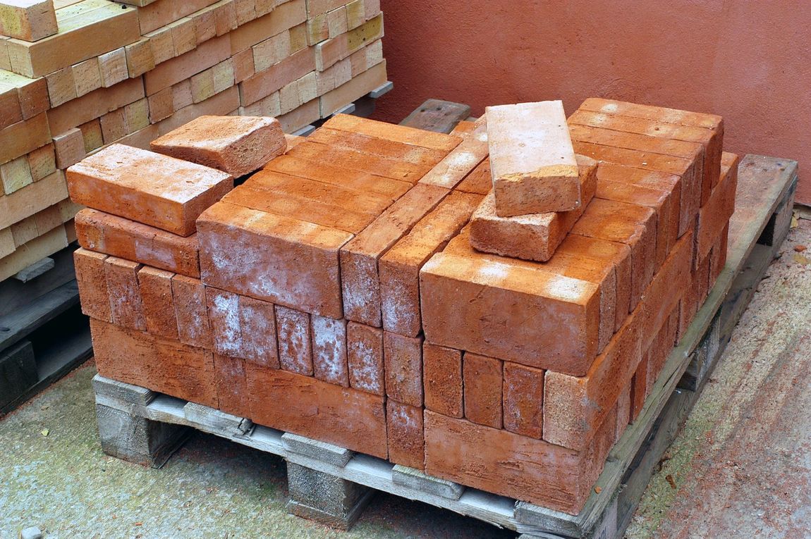 piattaforma con laterizi per edilizia