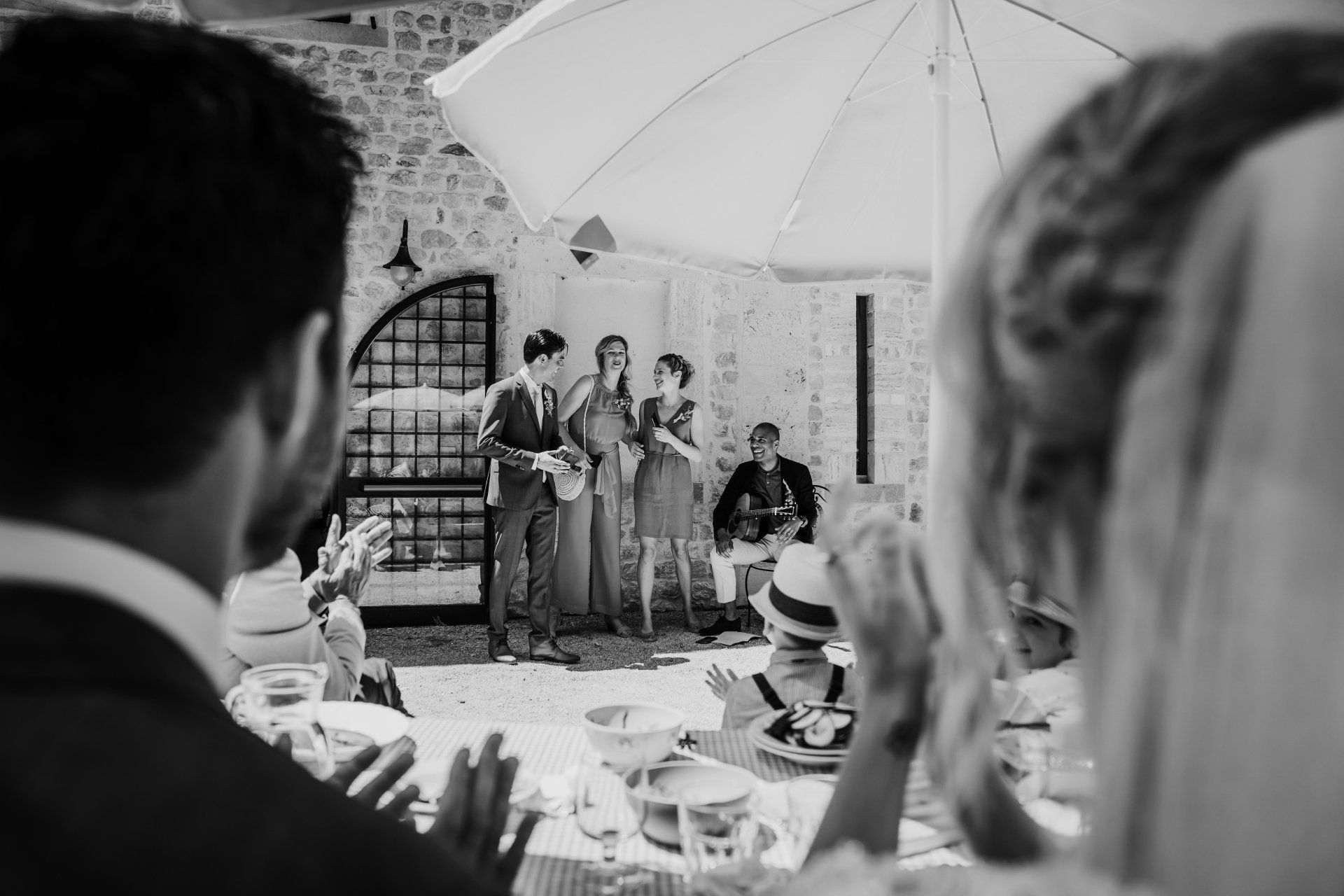 Een zwart-witfoto van een bruid en bruidegom op hun huwelijksreceptie.