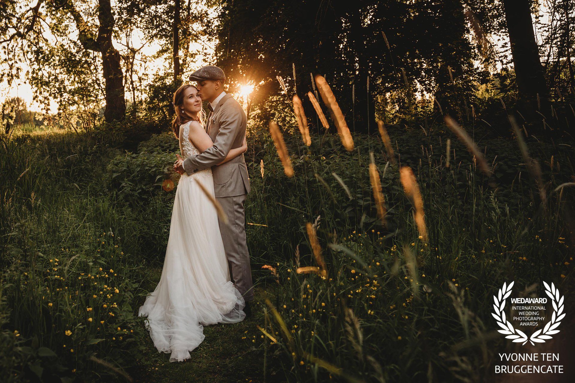 Een bruidspaar poseert voor een foto in het bos met vuurwerk.