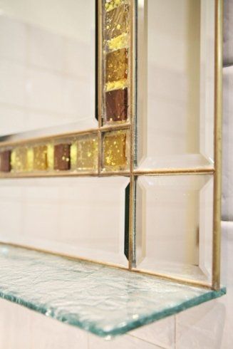specchio su misura e mensola in vetro per bagno