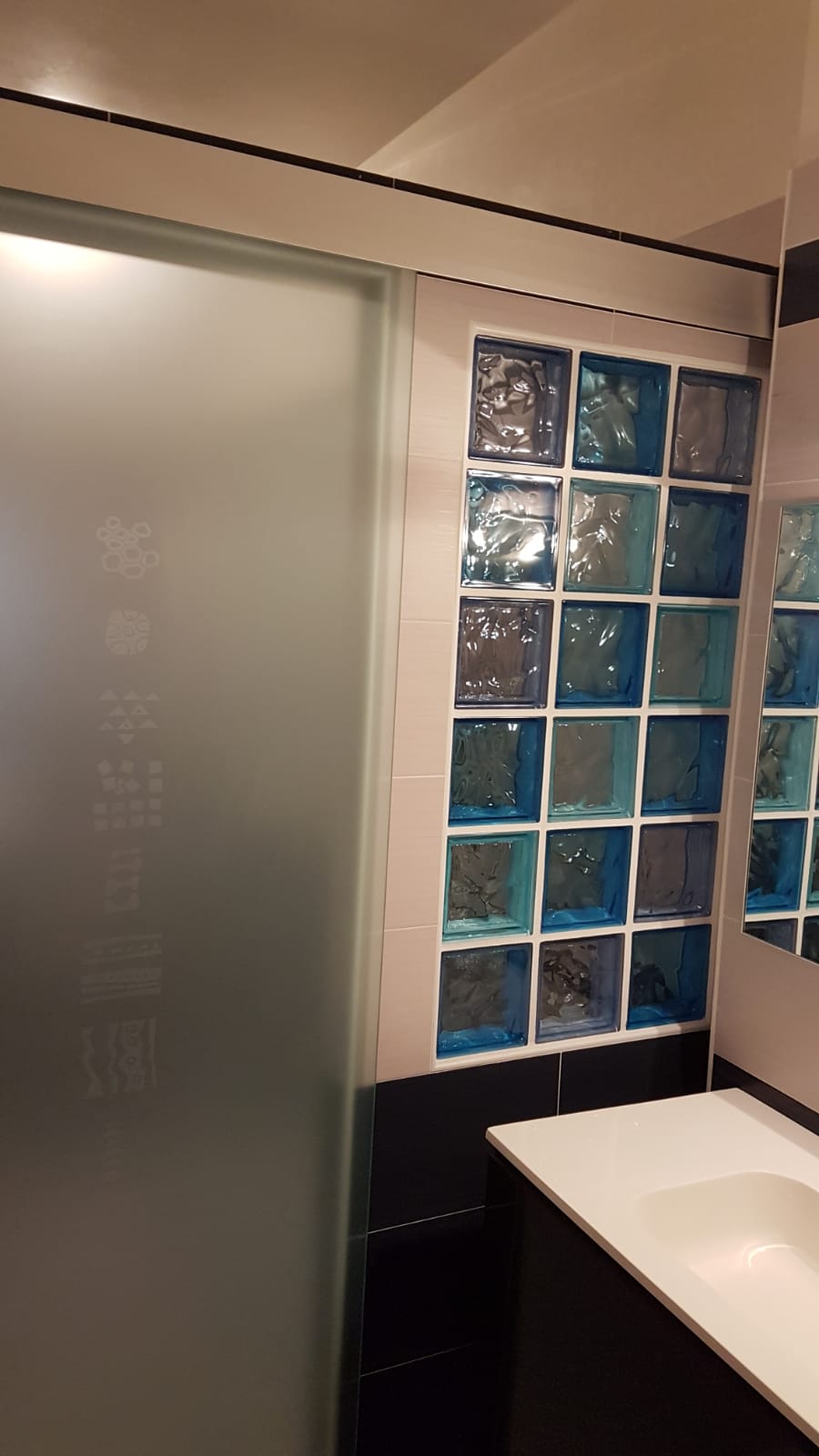 elementi di arredo bagno in vetro per box doccia