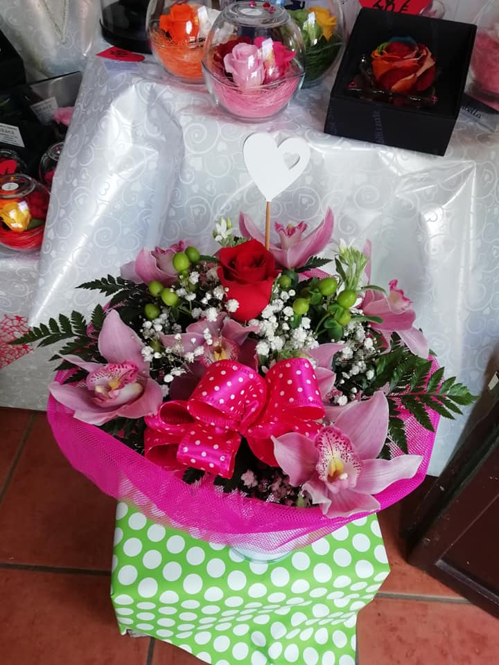 composizione floreale con gigli e orchidee