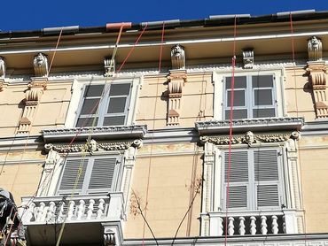 un uomo con un imbracatura