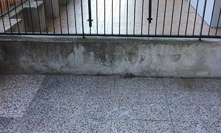 una pavimentazione esterna e una ringhiera