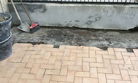 delle piastrelle color sabbia di un terrazzo