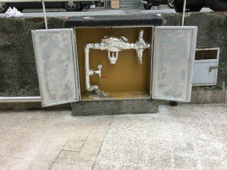 dei tubi del gas in un armadietto di metallo esterno